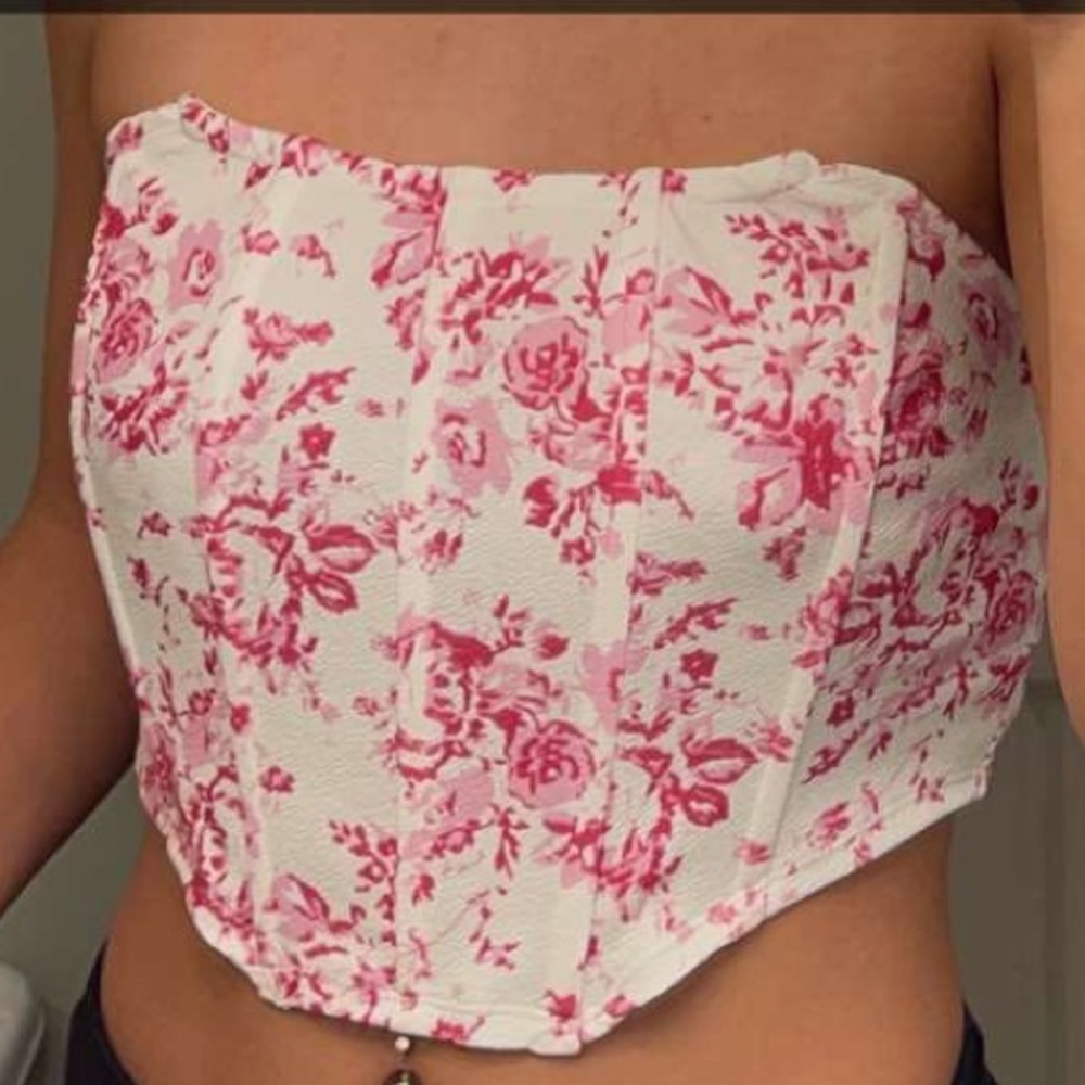 Never Worn cute princess Polly top fits like a medium very stretchy